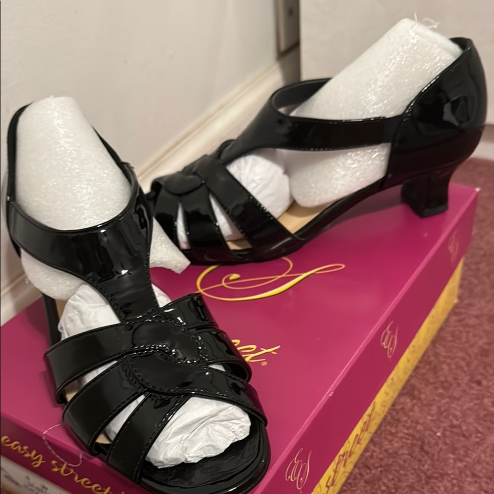 Easy street black patent Essie pump